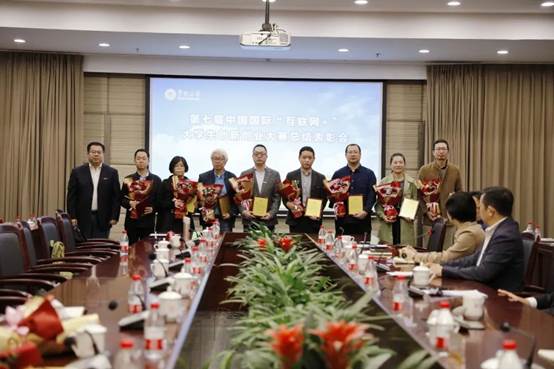 一群人在餐厅里中度可信度描述已自动生成